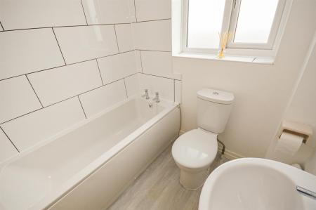 1 Pavillion Close bathroom.jpg