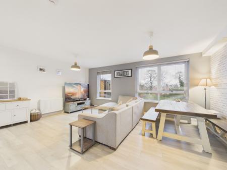 Lounge/Dining Area