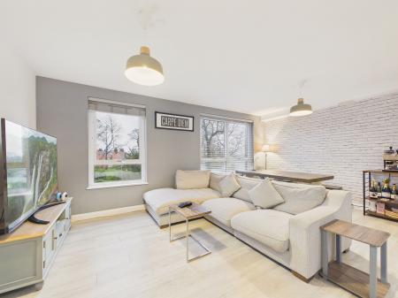 Lounge/Dining Area