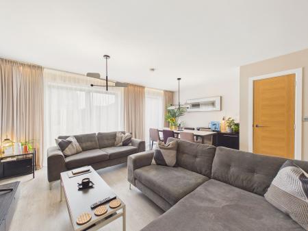 Lounge/Dining Area