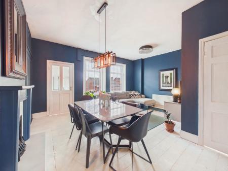 Lounge/Dining Area