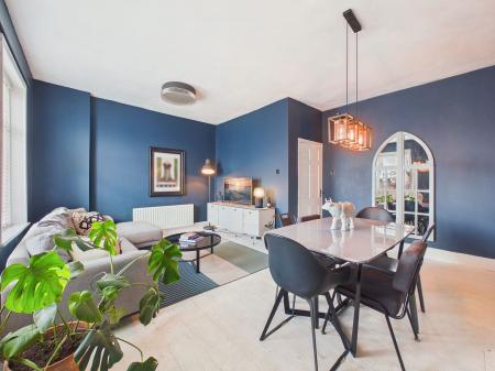Lounge/Dining Area