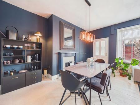 Lounge/Dining Area