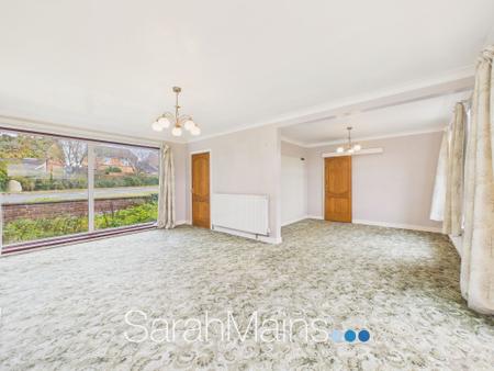 Lounge & Dining Area