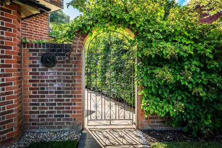 Side Gate