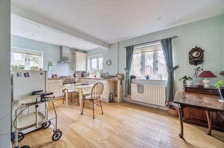 1406216-18-698605...