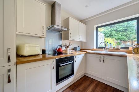 1369946-28-68f61b...