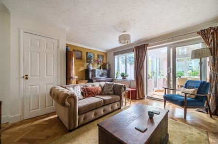 1372605-5-68ff922...