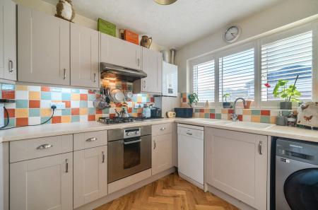 1372605-7-68ff923...