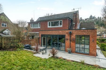 1389051-5-696a4da...