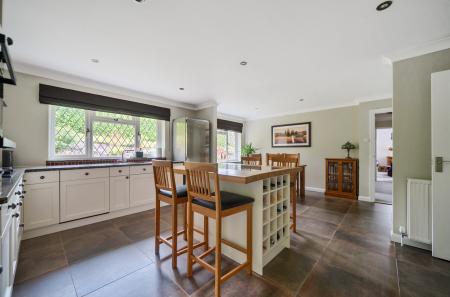 1371750-10-6908d4...