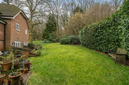 1416946-12-6995c7...