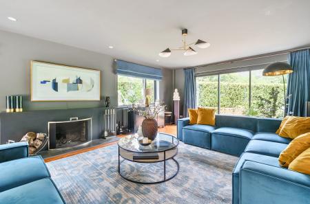 1310935-9-685c447...