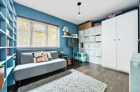 1300680-9-684834c...