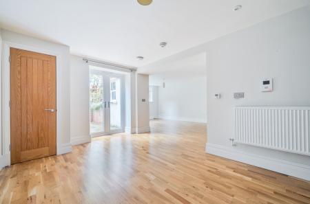 1376315-18-690c86...