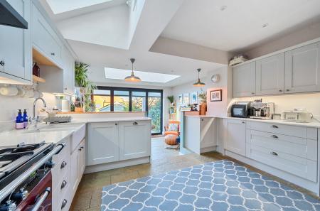 1383745-19-692085...