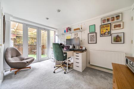 1385133-7-6925baa...