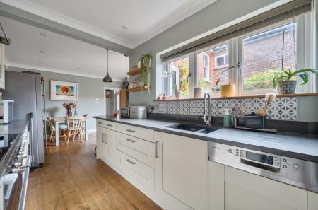 1372093-11-690342...