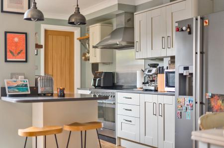 1372093-12-690342...