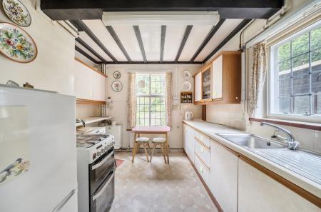 1353845-5-68c18de...