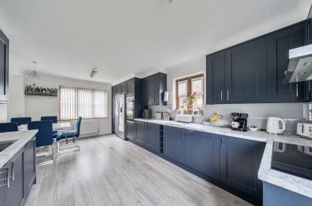 1373149-10-6904ae...