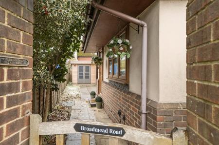 1373149-3-6904ae4...