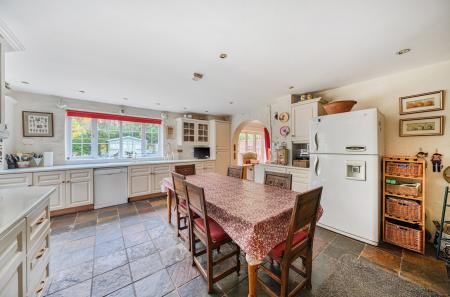 1385762-46-692da8...