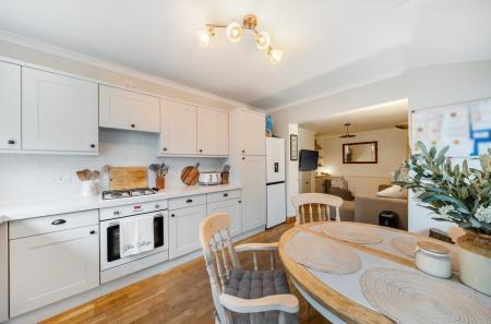 1374779-9-693c115...