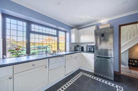 1403624-4-697a078...