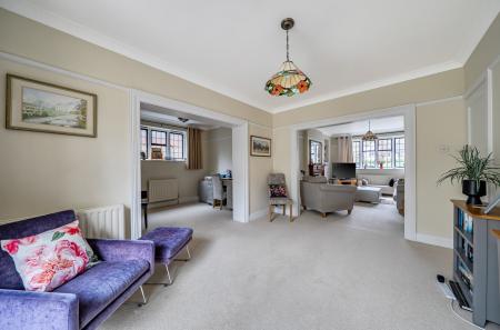 1411331-6-698de73...