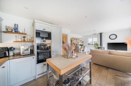 1409809-7-69846a6...