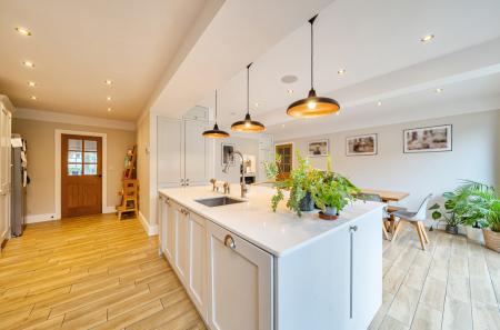 1426116-8-69b2d9b...