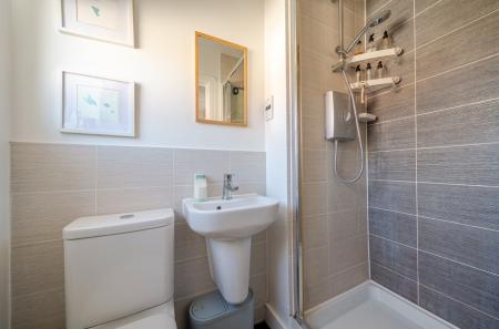 1447924-5-69e8932...