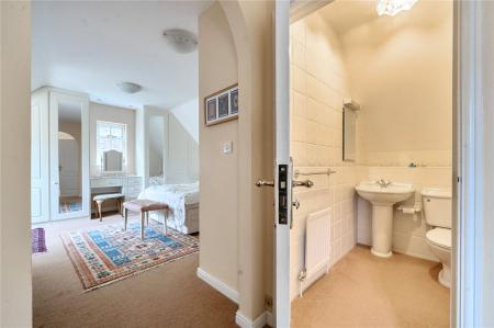 Master Bed/En Suite