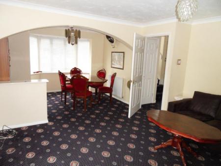 1 Hollygrove Close lounge.JPG