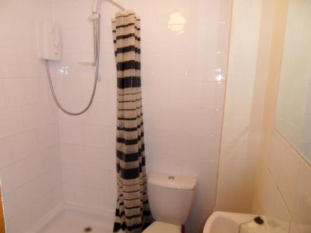 3b Martindale Road ensuite.JPG