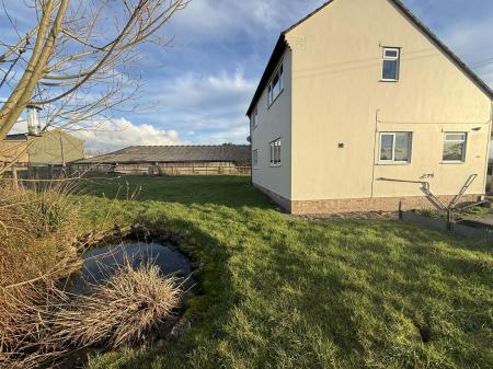 Side aspect / gardens