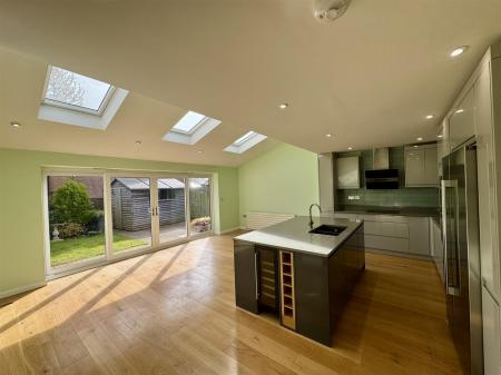 Open Plan Kitchen Diner (2/4)