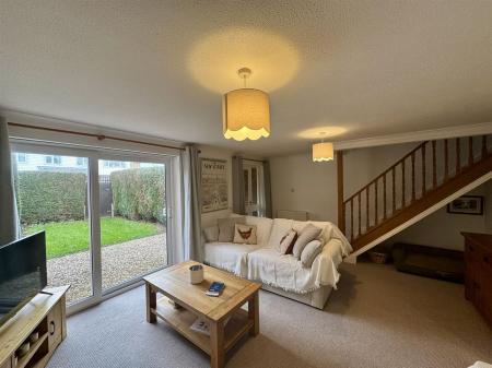 Living Room (3/3)