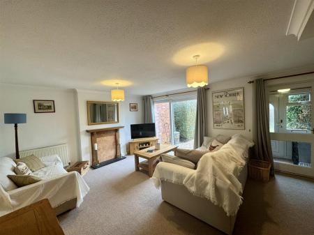 Living Room (2/3)