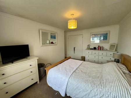 Bedroom 1 (2/2)