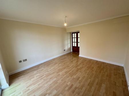 Living Room (1/2)