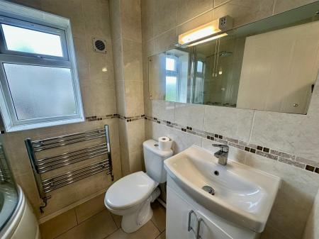 Bathroom (2/2)