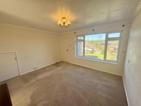 Living Room (2/2)