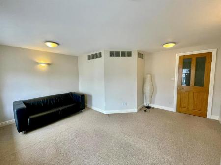 Living Room (2/2)