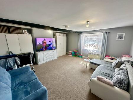 Living Room (1/3)