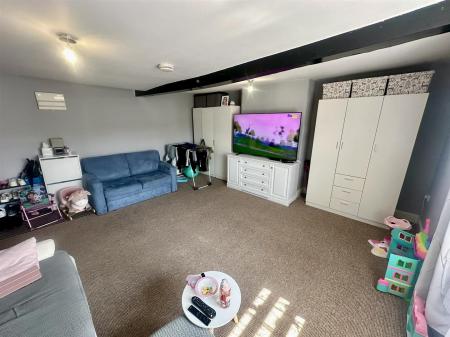 Living Room (3/3)