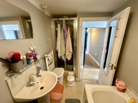 Bathroom (2/2)