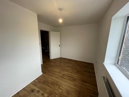 Bedroom (2/2)