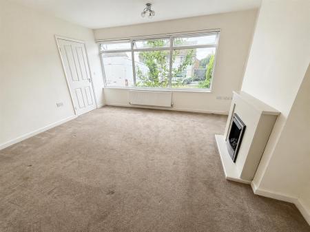 Living Room (3/3)